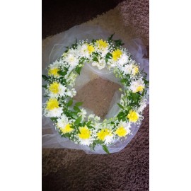 Decor cristelnita din crizantema si orhidee