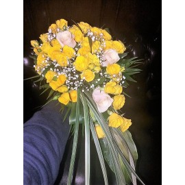 Buchet de mireasa curgator din trandafiri si minirosa