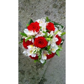 Buchet  din trandafiri si alstroemeria