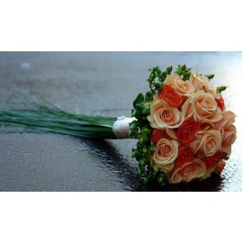 Buchet mireasa elegant din trandafiri si minirosa
