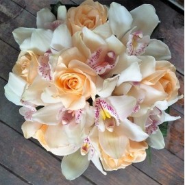 Buchet  din trandafiri si orhidee cymbidium