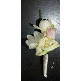 Cocarde din trandafiri si frezii