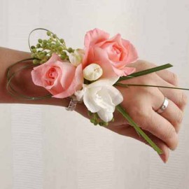 Bratara din trandafiri si frezii