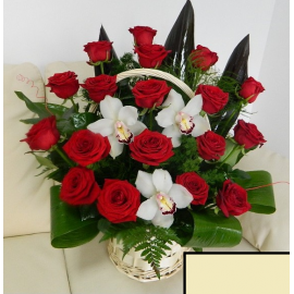 Cos cu trandafiri si orhidee