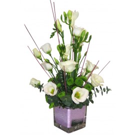 Aranjament cu frezii lisianthus si santini