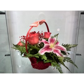 Cos cu  trandafiri si crin