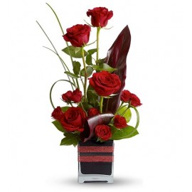 Aranjament floral cu trandafiri si minirosa