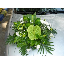 Aranjament de masa din crizantema santini anthurium si gypsophila