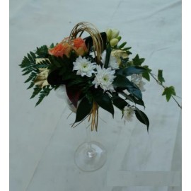 Aranjament de masa crizanteme min itrandafiri si frezie