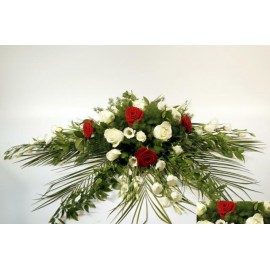 Aranjament de masa din trandafiri si lisianthus