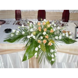 Aranjament de masa trandafiri si lisianthus