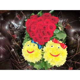 Aranjament  2 smiley face si o inima din 20 trandafiri